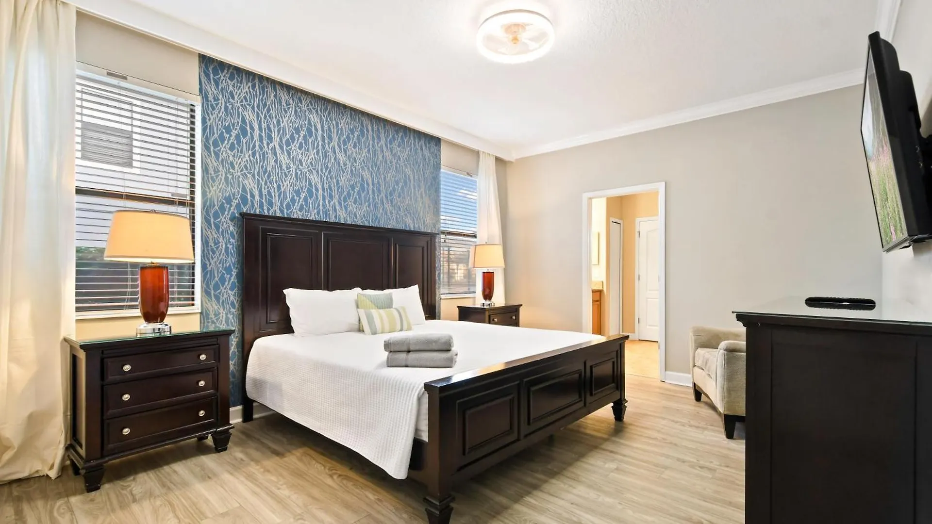 Opulent Villa: Heated Pool, Theater, Game Room Davenport United States